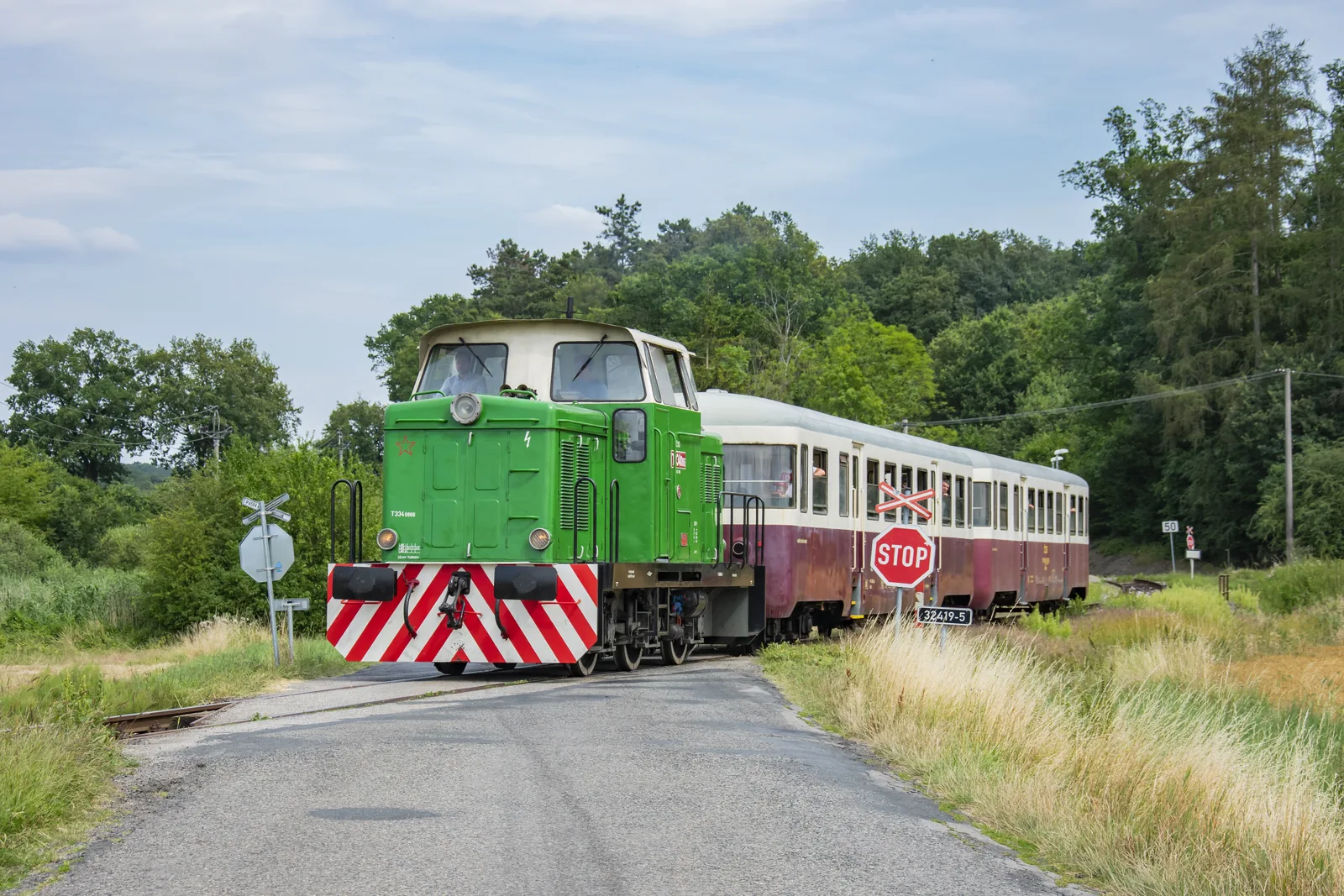 Lokomotiva T 334.0866 „Rosnička“ v čele vlaku.