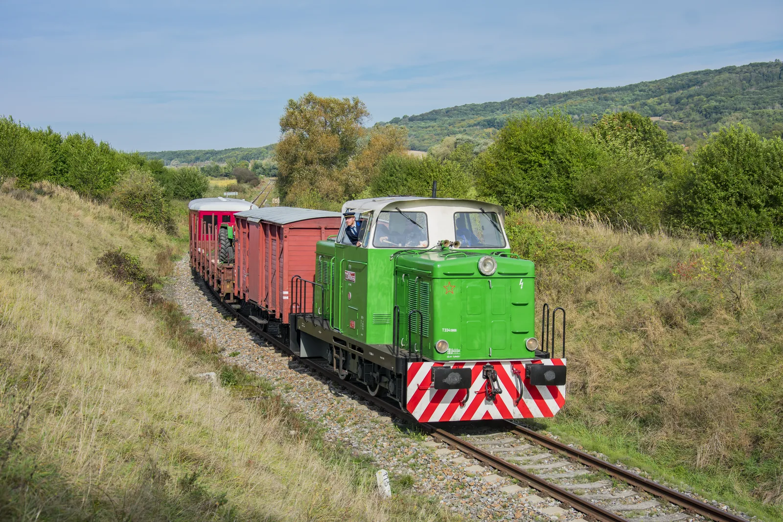 Lokomotiva T 334.0866 „Rosnička“ v čele vlaku.